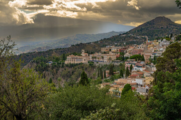 Obraz premium View of the countryside towards Mount Etna from Taormina.