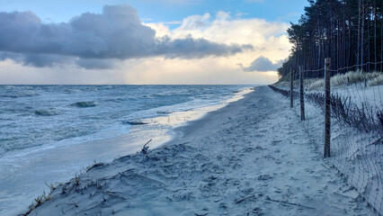 Dębki zimą. Plaża w zimowej szacie. © wojwarm