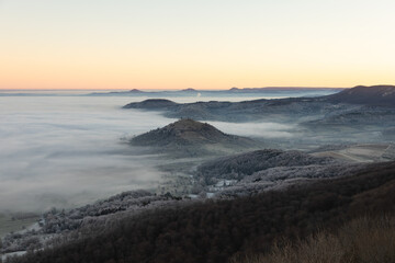 Blick vom Breitenstein, Ochsenwang, Schwäbische Alb auf die drei Kaiserberge - Hohenstaufen, Stuifen und Rechberg. Im Vordergrund die Limburg bei Weilheim Teck im Winter zum Sonnenaufgang mit Nebel.