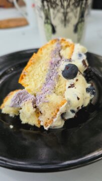 Tort kawałek jagody krem biszkopt