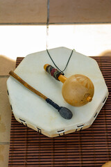 Tambor chamanico y maraca