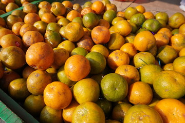 Oranges are kept in the basket in the fruit market