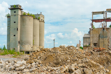 Obraz premium The ruins of a ruined building. A ruined distillery.