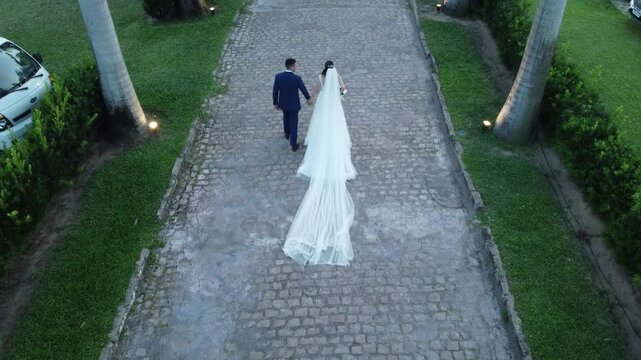 Casal rec&eacute;m casados passeando