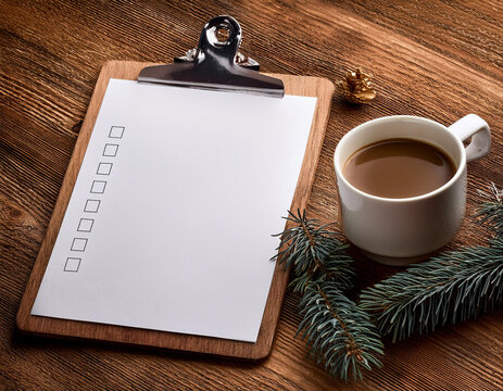 Bloc note sur une table en bois, en ia avec zone d'&eacute;criture avec tasse de caf&eacute;