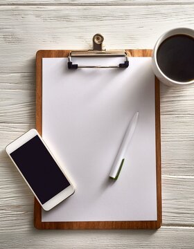 Bloc note sur une table blanche, en ia avec zone d'&eacute;criture avec tasse de caf&eacute;