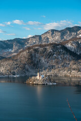 Obraz premium Vertical view of scenic Lake Bled with famous Bled Island and castle (Blejski grad) in the background on a beautiful sunny day in winter, Slovenia