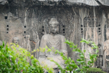 中国洛陽にある龍門石窟、大規模な仏教彫刻と灯りが彩る歴史的遺産