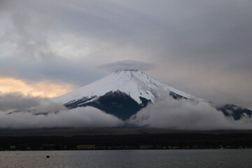富士山の山頂に浮かぶ「天使の輪」、夕暮れの幻想的な瞬間を捉えた風景