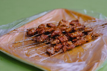中国屋台の名物料理、スパイスが効いた羊肉の串焼き