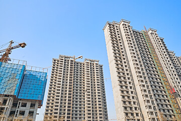 Obraz premium Looking up at modern office buildings and local landscape