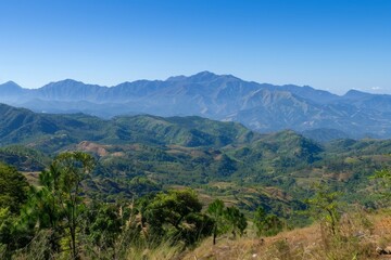 Fototapeta premium A majestic mountain range under a clear sky