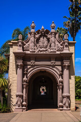 Obraz premium The archway is made of stone and has a lot of detail