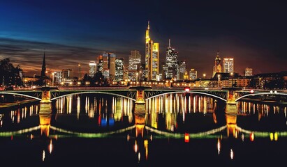 Obraz premium Frankfurt skyline at night with reflections.