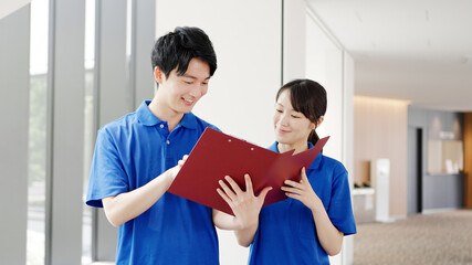 打ち合わせをする介護士