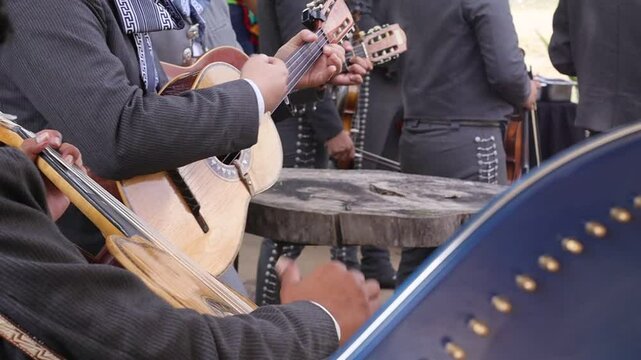 Mariachi tocando en fiesta mexicana