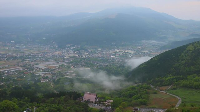 湯布院の朝霧（大分県由布市湯布院）