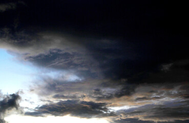 Obraz premium The appearance of clouds in the afternoon after heavy rain accompanied by a very strong wind storm.