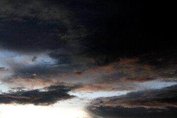 Obraz premium The appearance of clouds in the afternoon after heavy rain accompanied by a very strong wind storm.