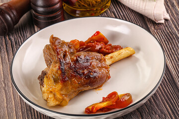 Baked lamb shank with vegetables