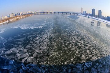 눈과 얼음으로 가득한 한강과 마포대교 © jeong