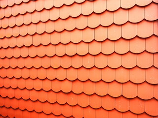 Red clay shingles as facade cladding provide inspiring textures and structures, perfect for design foundations with a natural character.