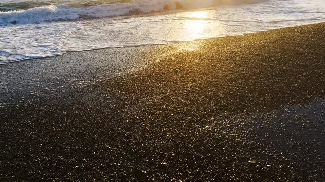 茅ヶ崎海岸 光り輝く波打ち際