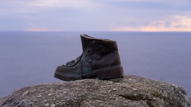La Bota del Peregrino, Cabo Finisterre, La Coru&ntilde;a, Galicia, Espa&ntilde;a. Enero de 2025.