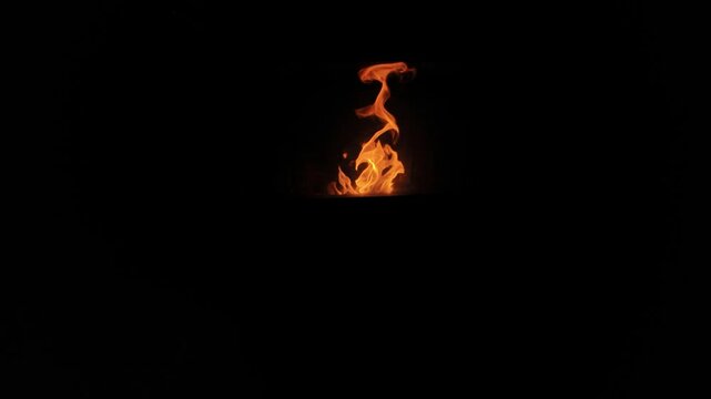 Detalle de la llama de fuego de una estufa.