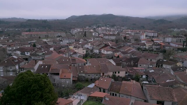 (DRON) Vista panor&aacute;mica del pueblo de Allariz, Orense, Galicia, Espa&ntilde;a. Enero de 2025.