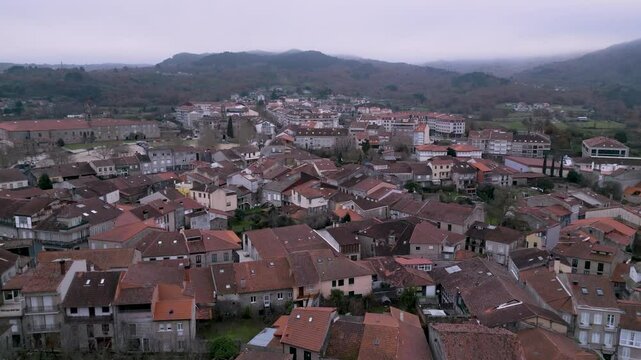(DRON) Vista panor&aacute;mica del pueblo de Allariz, Orense, Galicia, Espa&ntilde;a. Enero de 2025.