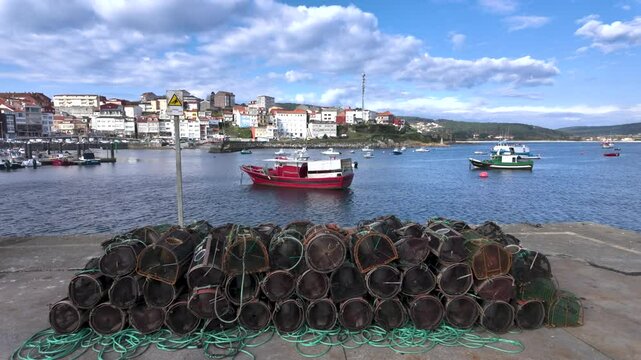 Nasas de pesca en el puerto de Mux&iacute;a, La Coru&ntilde;a, Galicia, Espa&ntilde;a. Enero de 2025.