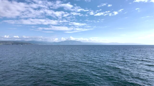 Vista panor&aacute;mica del oc&eacute;ano atl&aacute;ntico desde la costa de Galicia, Espa&ntilde;a. Enero de 2025.