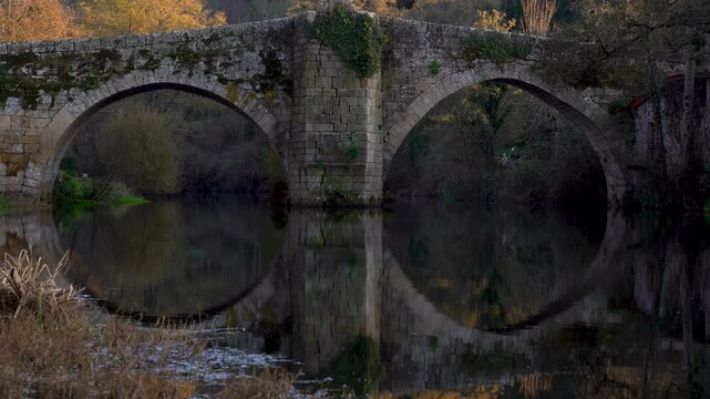 Puente rom&aacute;nico de Allariz sobre el rio Arnoia, Orense, Galicia, Espa&ntilde;a. Enero de 2024.