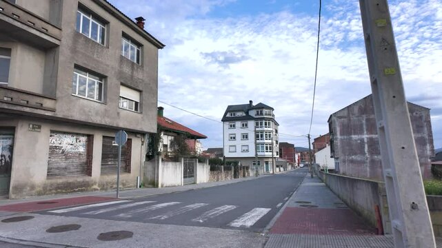 Imagen subjetiva de construcciones de casas de pueblo de Galicia, Espa&ntilde;a. Enero de 2025.