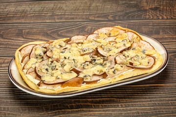 Roman pizza with pear and gorgonzola
