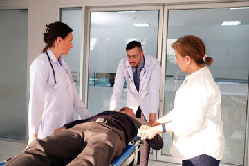 Fototapeta premium Female and male doctors are pushing a patient into the emergency room.