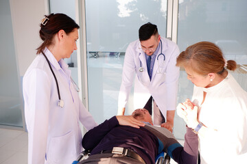 Obraz premium Female and male doctors are pushing a patient into the emergency room.