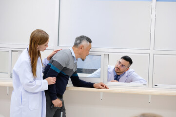 Obraz premium Elderly male patient visiting doctor in hospital.