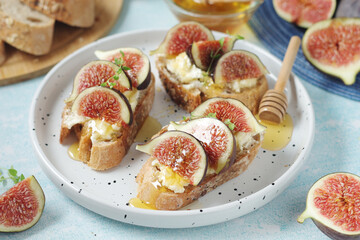 Sandwiches with cottage cheese, honey and fig