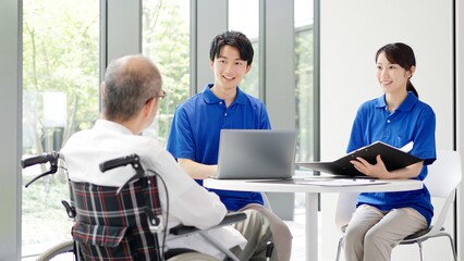  高齢者に説明をする介護士
