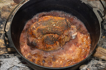 Wild Braten mit Kräutern und Sauce im Dutch Oven.	