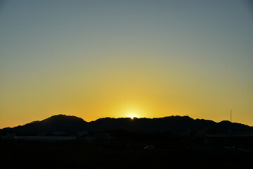 山に沈む夕日