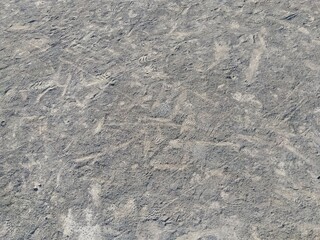 遊んだ子供たちの足跡がある冬の公園の砂地の風景