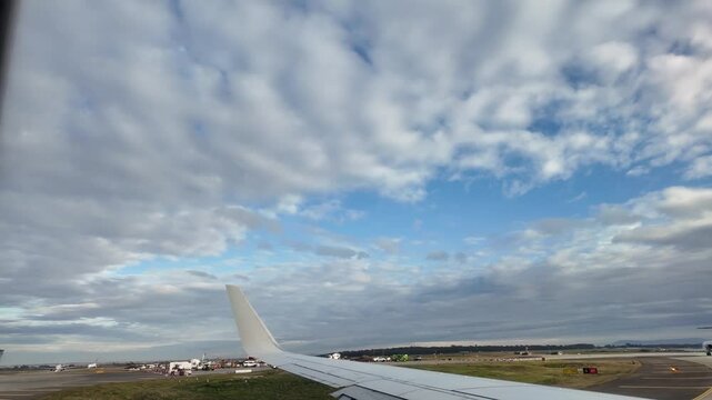 Avion en el aire, en las nubes