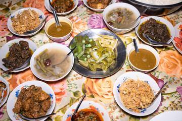 Burmese food a large set (Burmese food) Soup, shrimp paste, and various curries are placed all over the table at a merit-making ceremony.