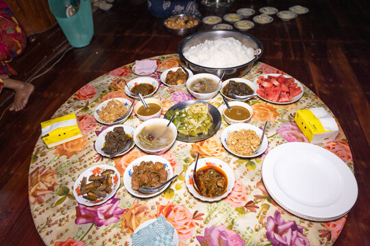 Burmese food a large set (Burmese food) Soup, shrimp paste, and various curries are placed all over the table at a merit-making ceremony.