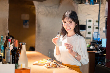 お店で一人でお酒を楽しむ女性