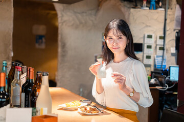 お店で一人でお酒を楽しむ女性