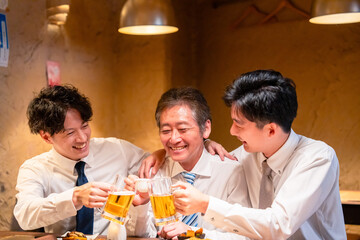 上司と肩を組みながら居酒屋で飲むサラリーマン